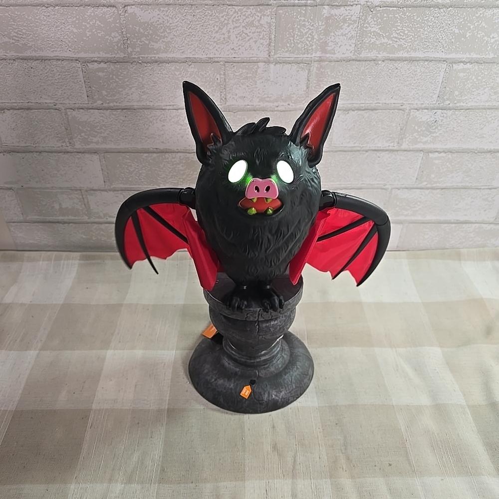 NWT HYDE and EEK LED LIGHT SOUND MOTION 16’’ BAT on Pedestal Halloween Figurine - Picture 4 of 6